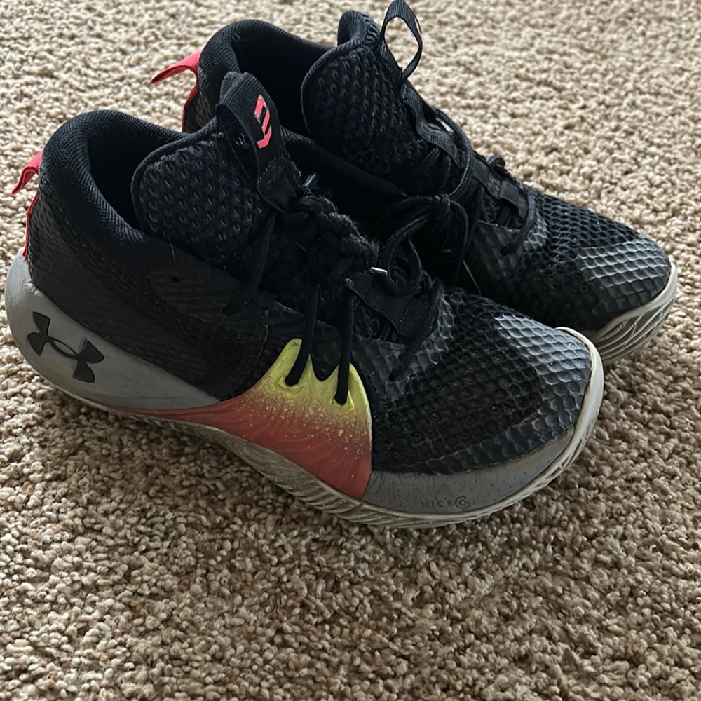Boys under armour ua size 5 sneakers black athletic